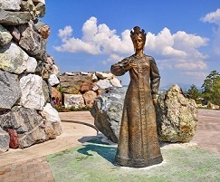посещение района “Красная горка”, центральная площадь, горный парк имени П.П. Бажова. Подъем на башню-колокольню.